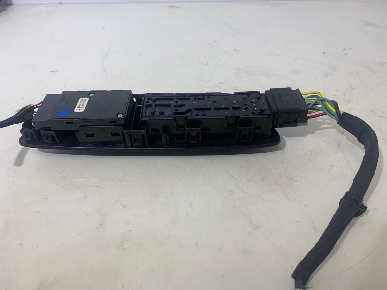 блок управления сиденьем Chevrolet Equinox 3 поколение 2019, 1.5 л., бензин, АКПП, серый, внедорожник 5 дв., полный привод, B4230309 - фото №1