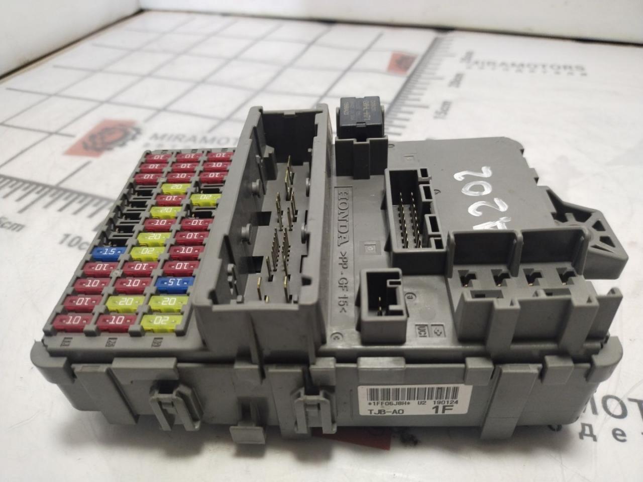 блок предохранителей Acura RDX 3 поколение 2019, 2.0 л., бензин, АКПП, белый, передний привод, 38200-TJB-A01 - фото №1