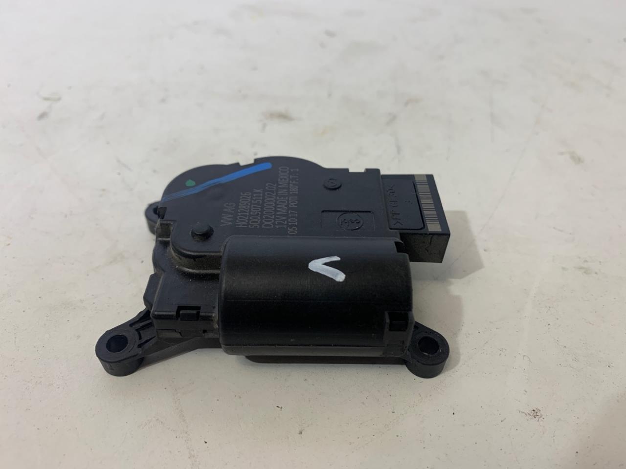 моторчик заслонки печки Volkswagen Tiguan 2 поколение 2018, 2.0 л., FSI, бензин, АКПП, белый, внедорожник 5 дв., 5Q0907511K - фото №1