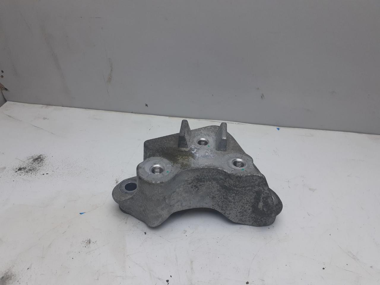 кронштейн КПП Chevrolet Equinox 3 поколение 2019, 1.5 л., бензин, АКПП, серый, внедорожник 5 дв., полный привод, 84279543 - фото №1