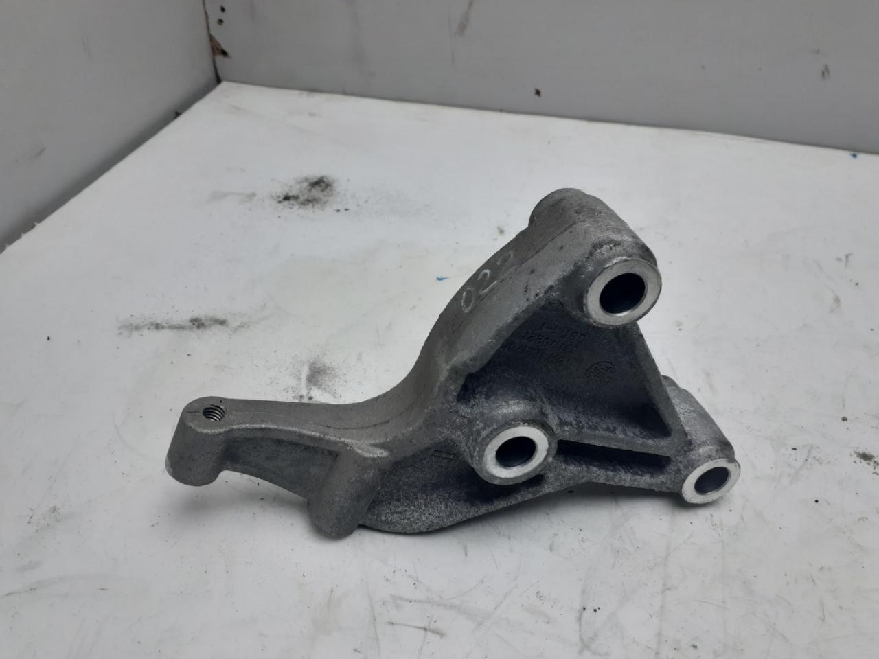 кронштейн (крепление) Chevrolet Equinox 3 поколение 2019, 1.5 л., бензин, АКПП, серый, внедорожник 5 дв., полный привод, 831170227 - фото №1