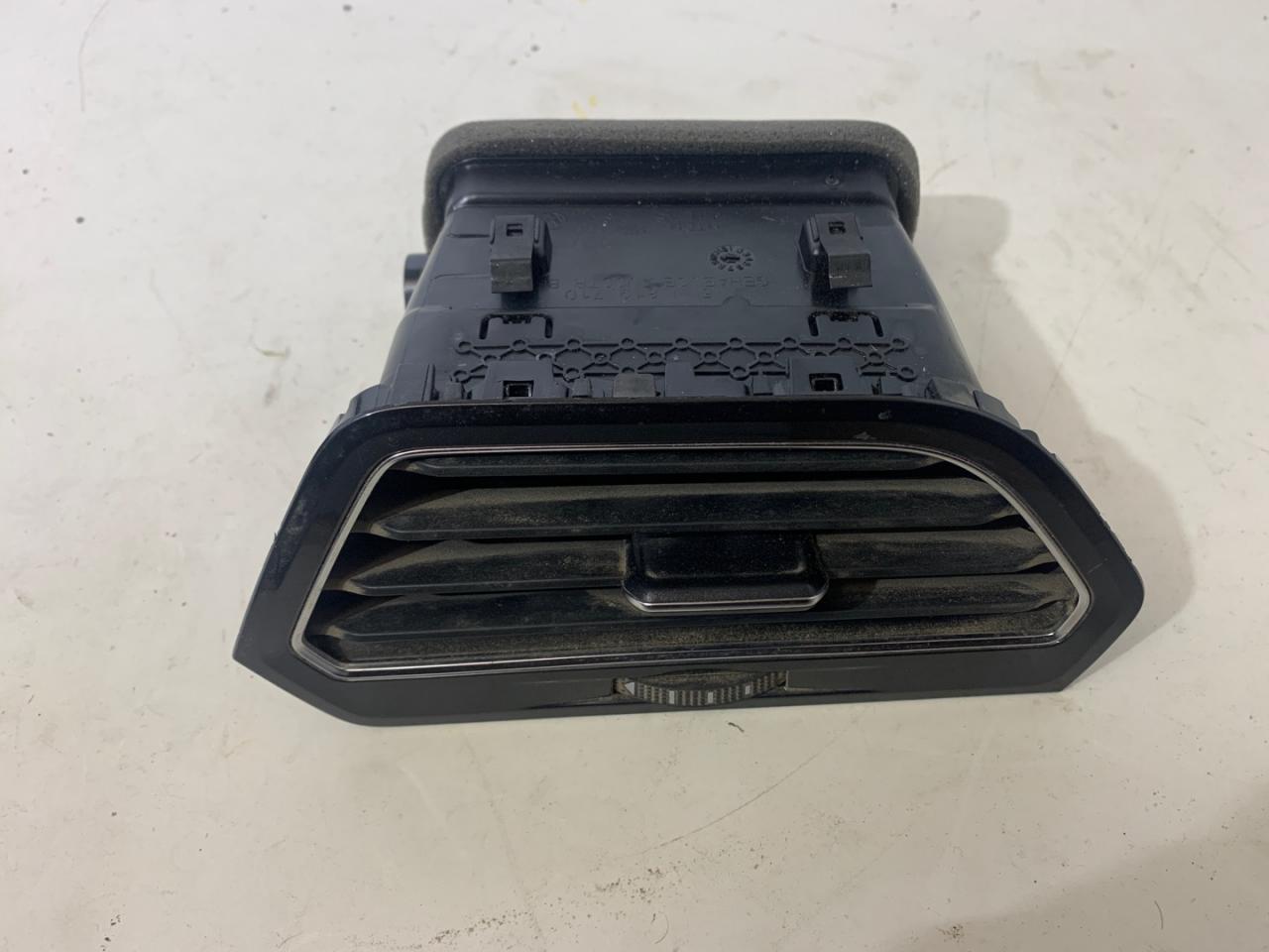 дефлектор обдува салона Volkswagen Tiguan 2 поколение 2018, 2.0 л., FSI, бензин, АКПП, белый, внедорожник 5 дв., 5NN819710 - фото №1