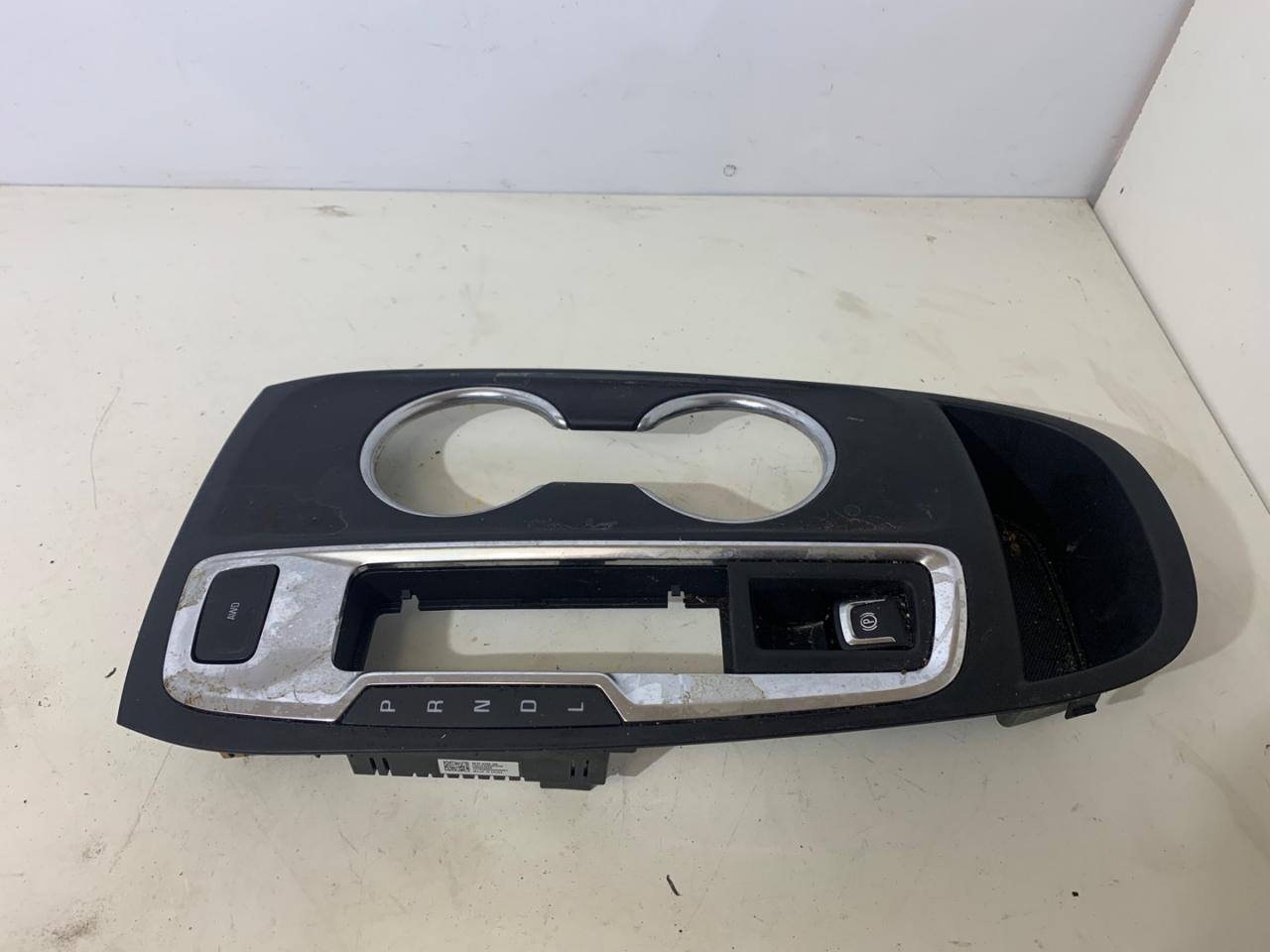 консоль салона Chevrolet Equinox 3 поколение 2019, 1.5 л., бензин, АКПП, серый, внедорожник 5 дв., полный привод, 23363723 - фото №1