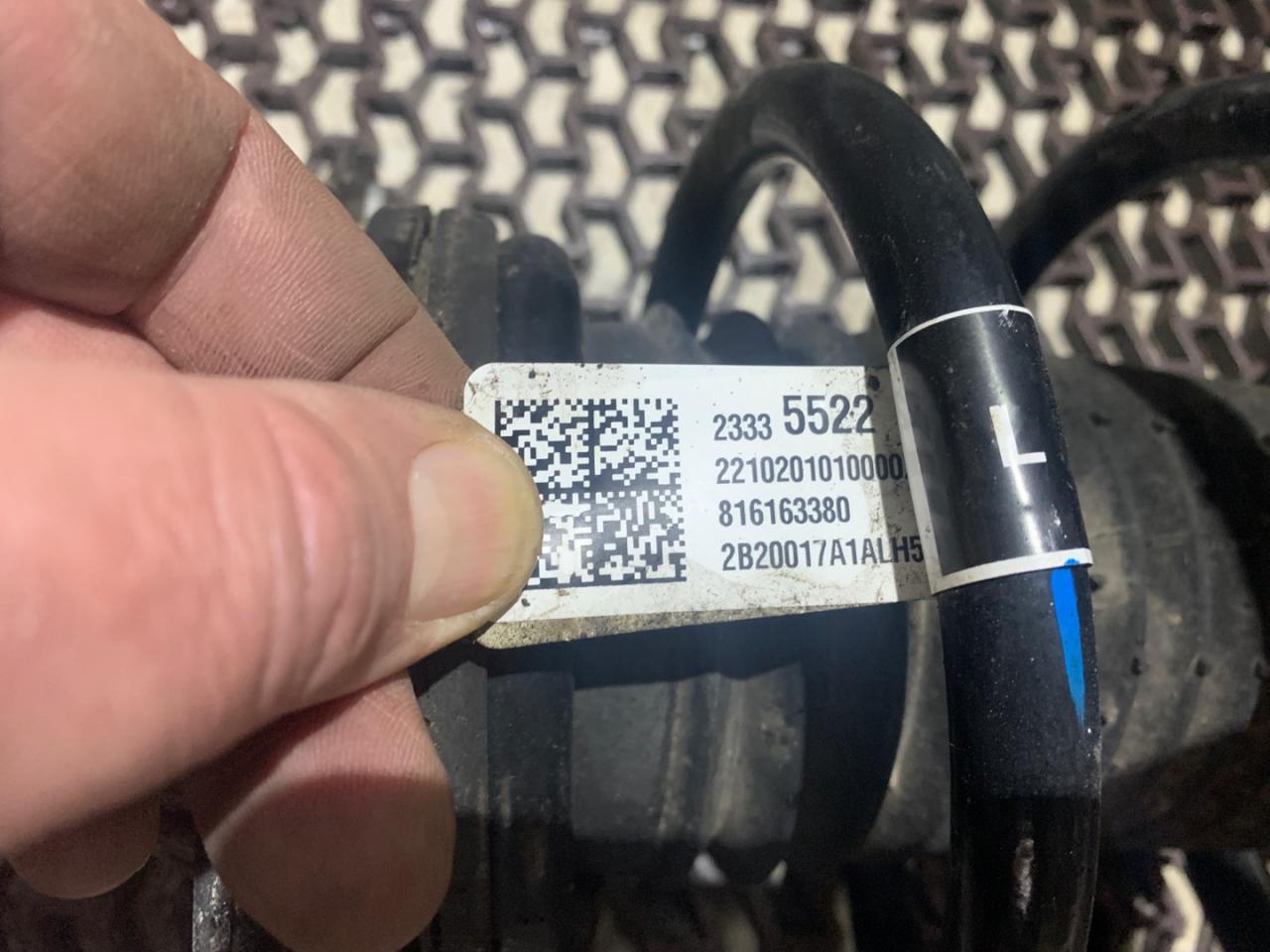 пружина передняя GMC Terrain 2 поколение 2018, 1.5 л., бензин, АКПП, черный, внедорожник 5 дв., полный привод, 23335522 - фото №1