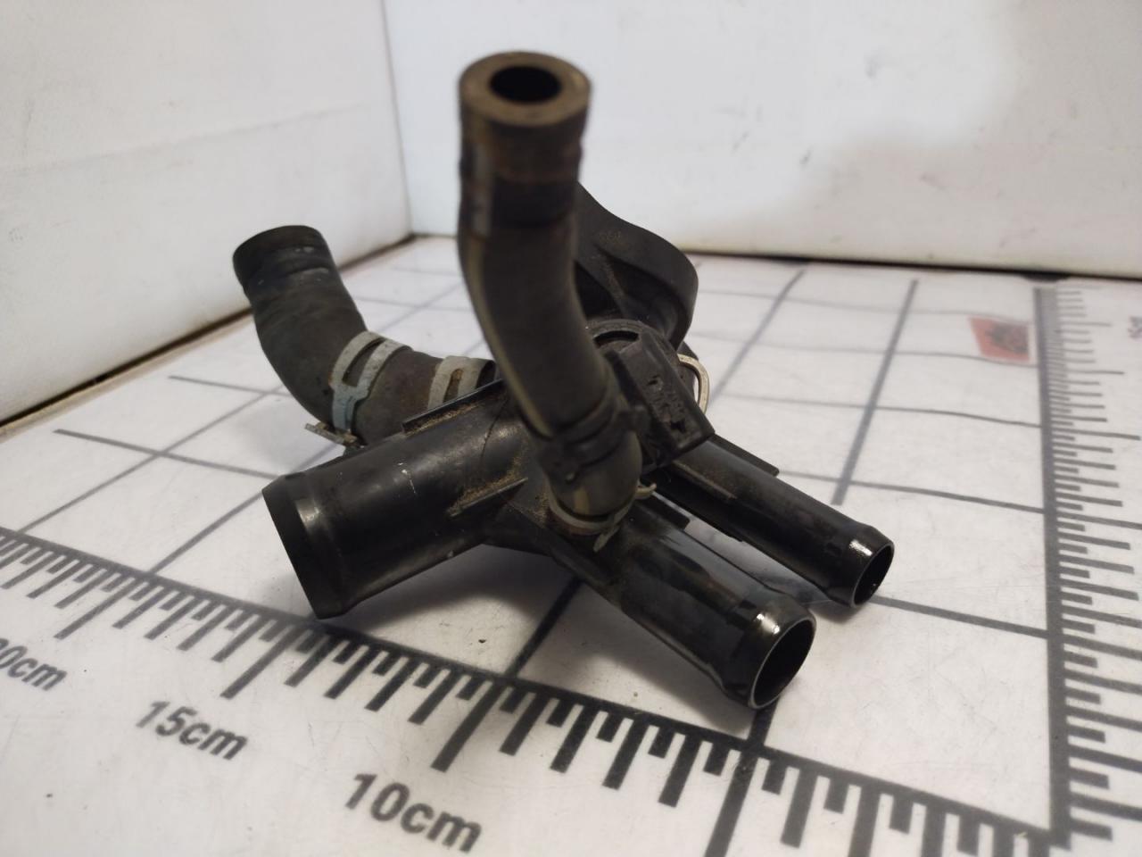 фланец (тройник) системы охлаждения Chevrolet Cruze 2 поколение 2017, 1.4 л., бензин, АКПП, серый, седан, 160815A3 - фото №1