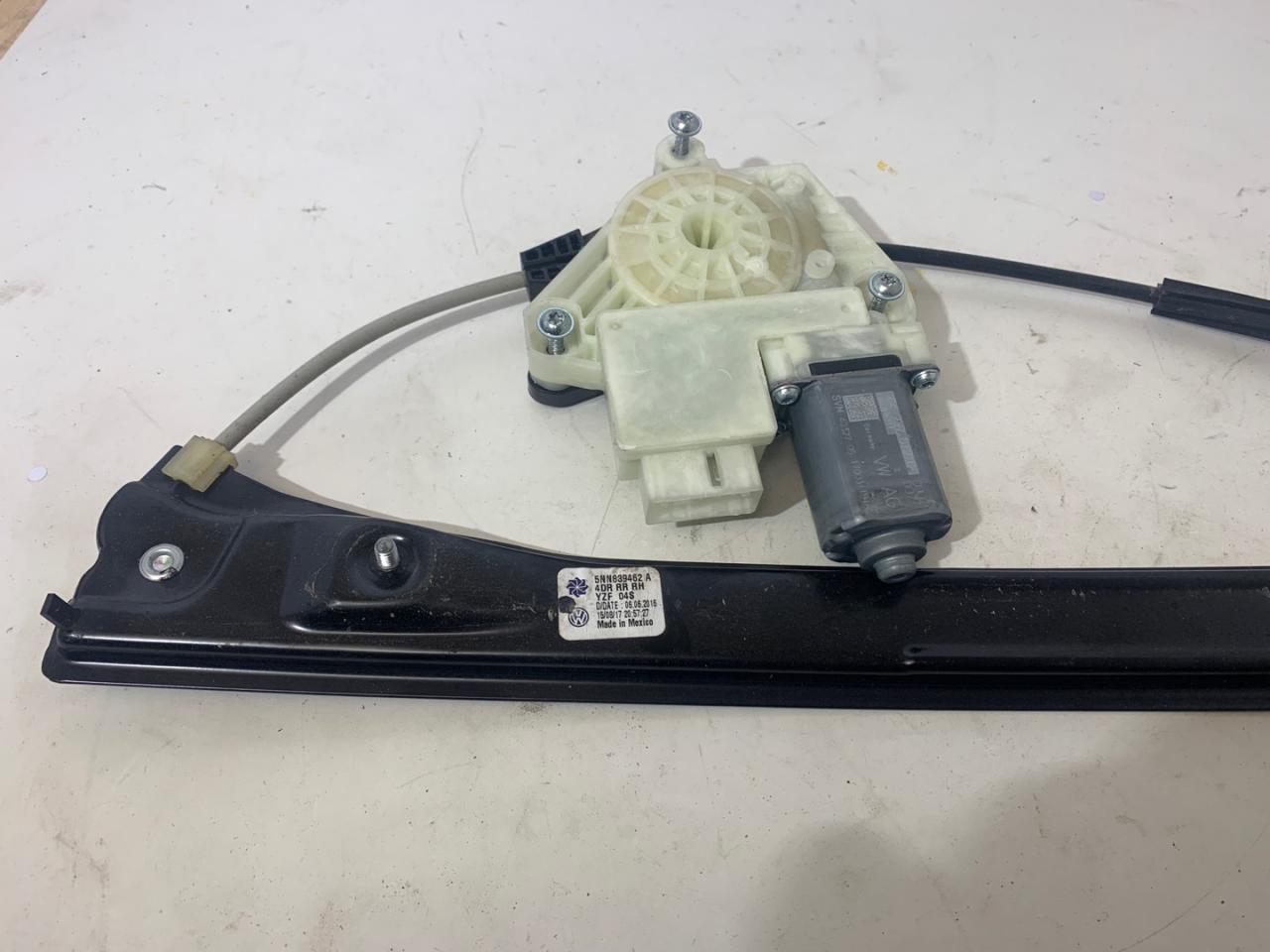 моторчик стеклоподъемника задний правый Volkswagen Tiguan 2 поколение 2018, 2.0 л., FSI, бензин, АКПП, белый, внедорожник 5 дв., 5Q4959811D, 5Q4959812D - фото №1