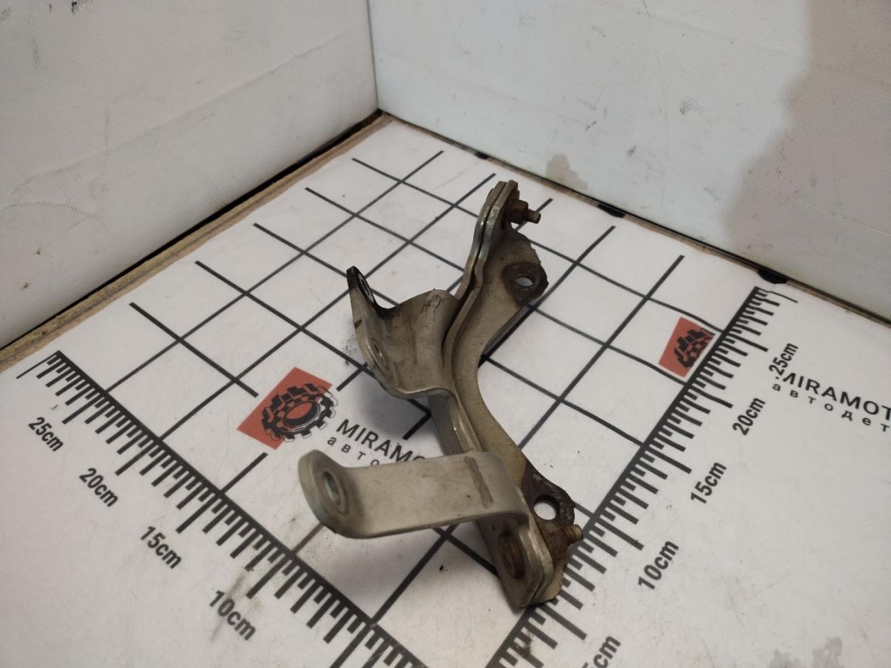 кронштейн глушителя Chevrolet Equinox 3 поколение 2018, 1.5 л., бензин, АКПП, черный, внедорожник 5 дв., полный привод, 12670586-5 - фото №1