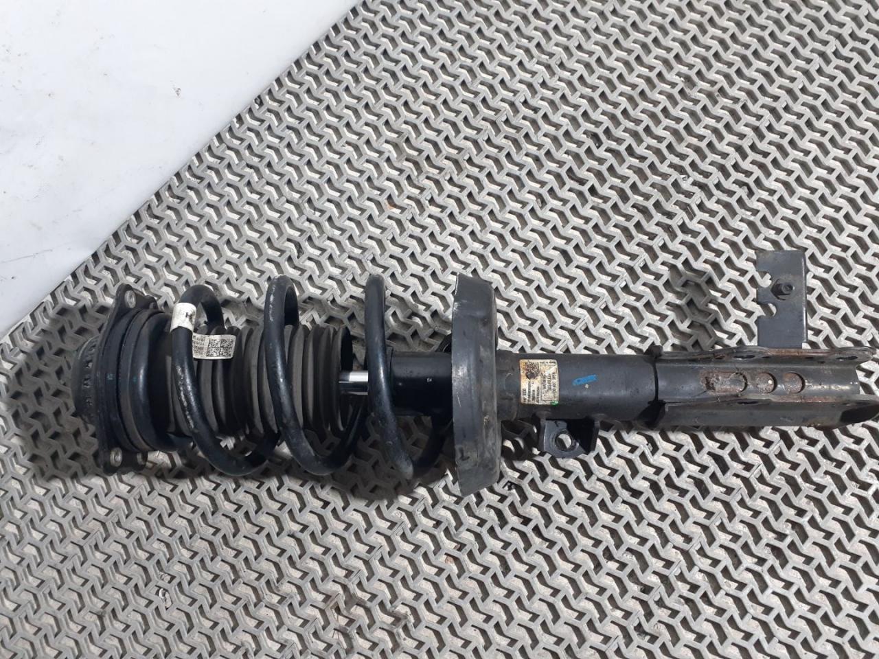 стойка передняя правая Chevrolet Equinox 3 поколение 2019, 1.5 л., бензин, АКПП, серый, внедорожник 5 дв., полный привод, 84230330 - фото №1