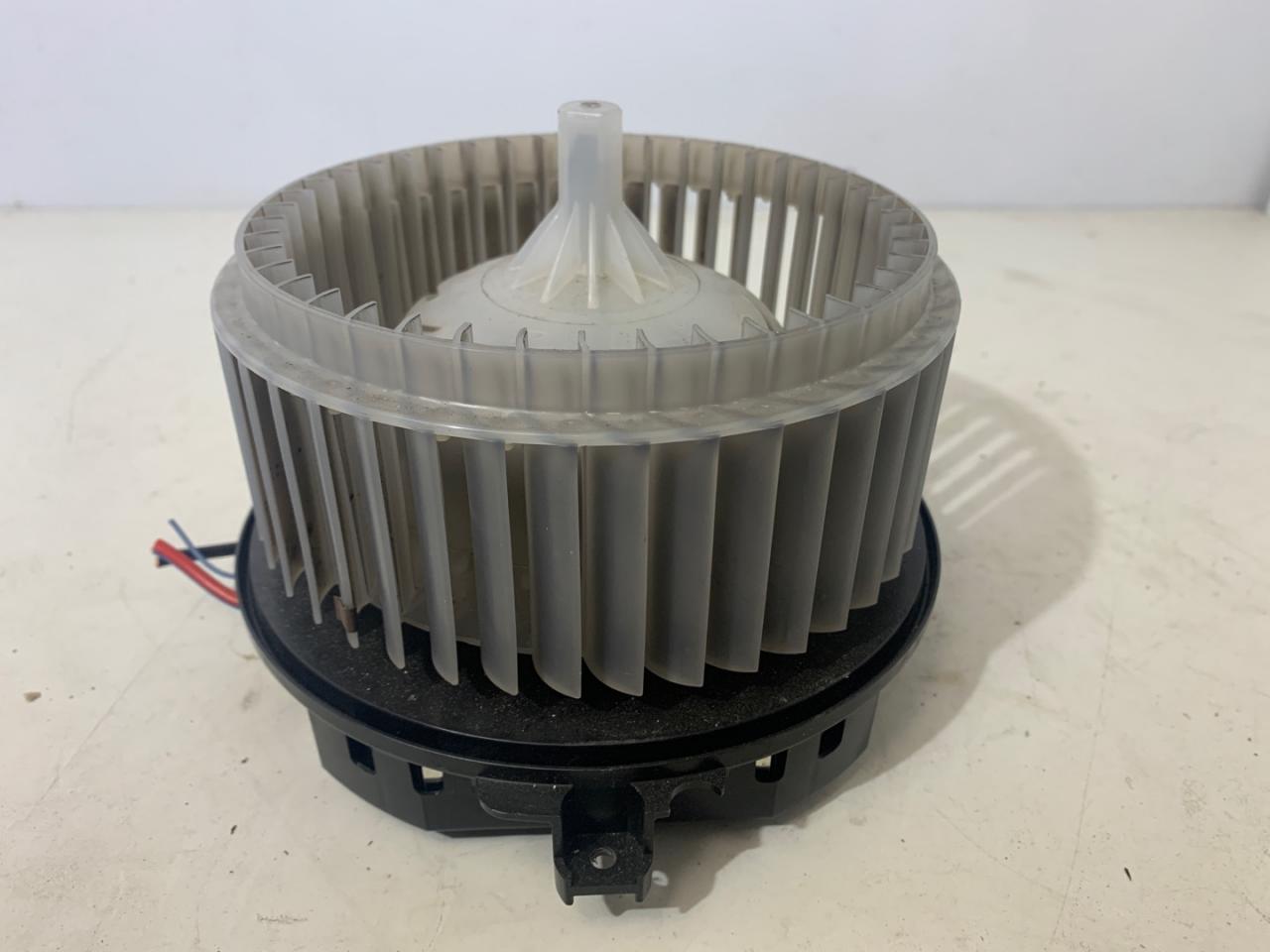 моторчик печки Chevrolet Equinox 3 поколение 2018, 1.5 л., бензин, АКПП, черный, внедорожник 5 дв., полный привод, 16475725 - фото №1