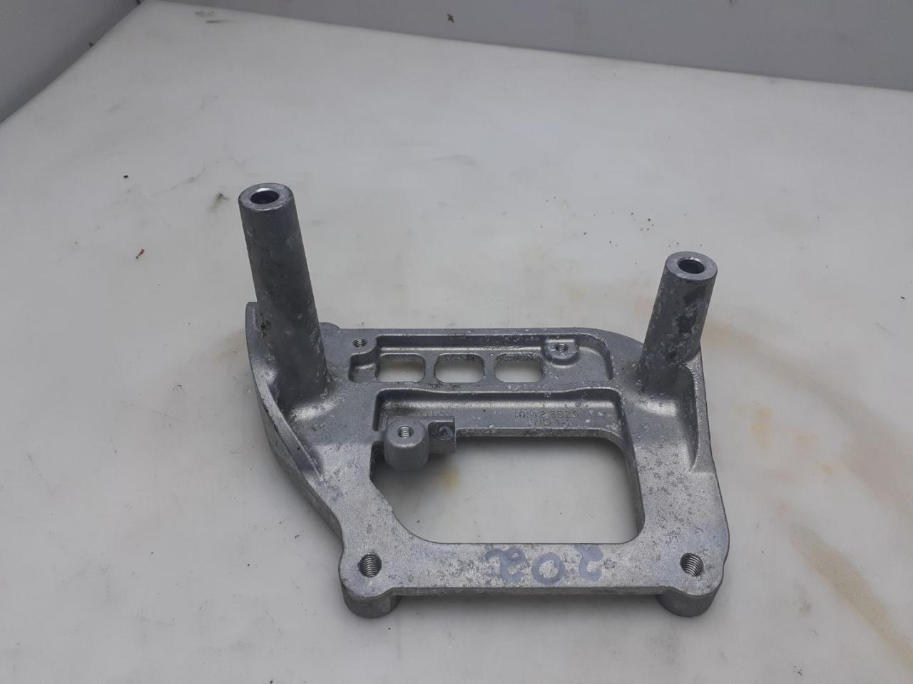 кронштейн (крепление) Acura RDX 3 поколение 2019, 2.0 л., бензин, АКПП, белый, передний привод, 165126B2A - фото №1