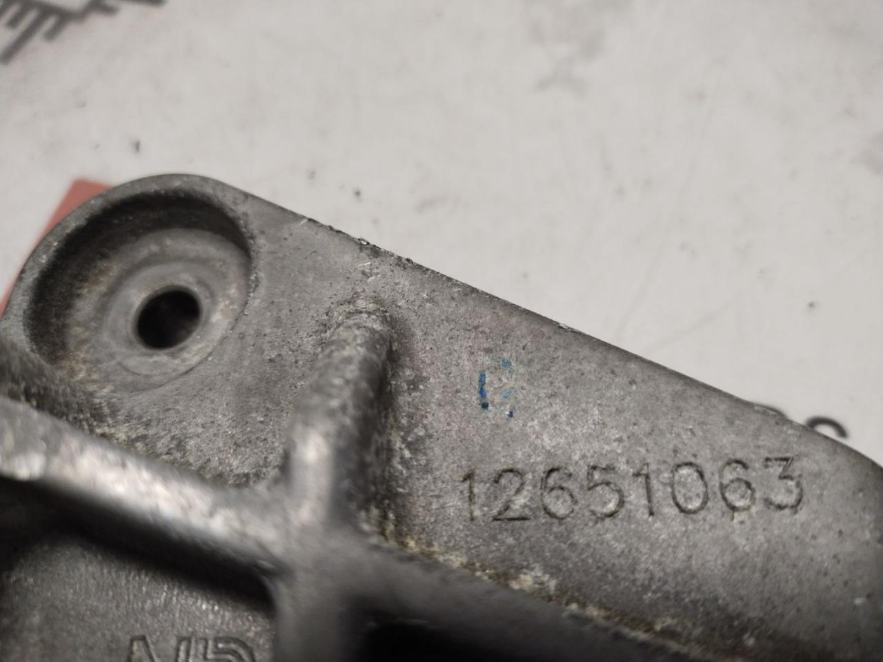 кронштейн компрессора кондиционера Chevrolet Equinox 3 поколение 2019, 1.5 л., бензин, АКПП, черный, внедорожник 5 дв., полный привод, 12651063 - фото №1