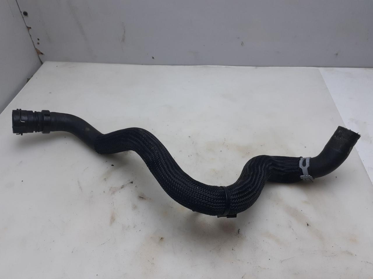 патрубок отопителя (печки) Chevrolet Equinox 3 поколение 2020, 1.5 л., бензин, АКПП, черный, внедорожник 5 дв., 84537696 - фото №1