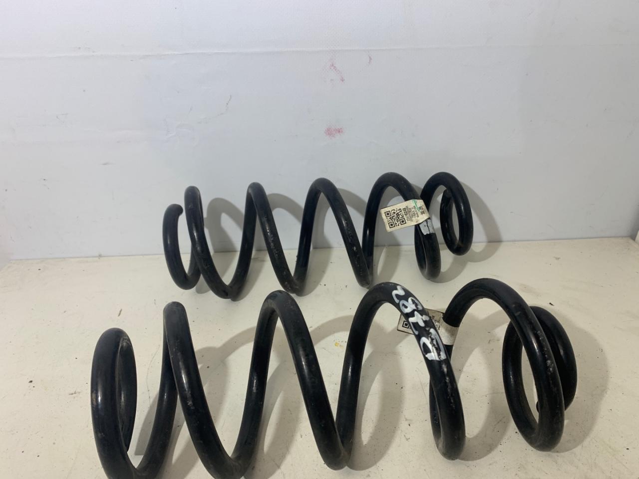 пружина задняя Chevrolet Equinox 3 поколение 2019, 1.5 л., бензин, АКПП, серый, внедорожник 5 дв., полный привод, 23476248 - фото №1