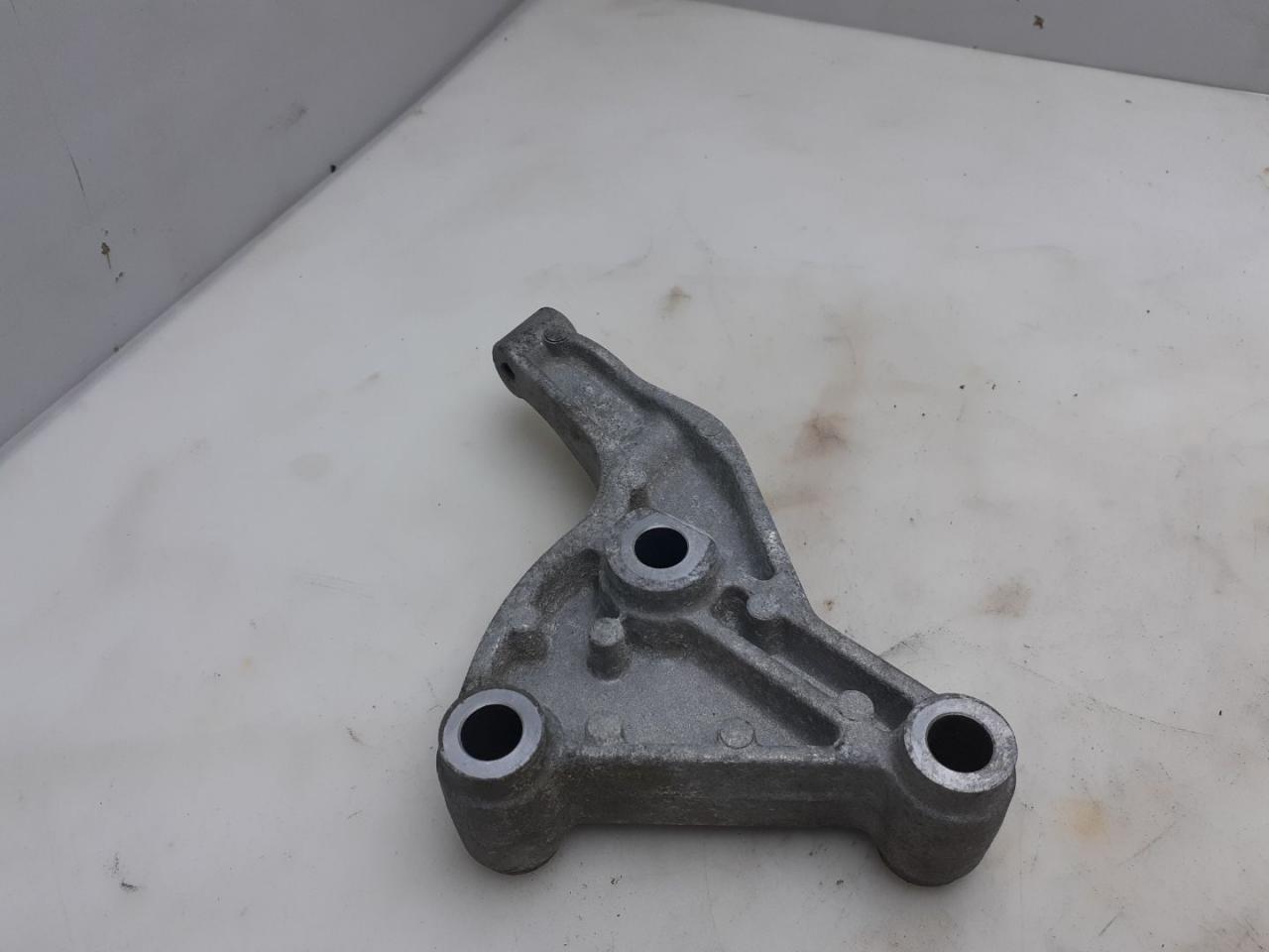 кронштейн (крепление) GMC Terrain 2 поколение 2018, 1.5 л., бензин, АКПП, черный, внедорожник 5 дв., полный привод, 12674221 - фото №1