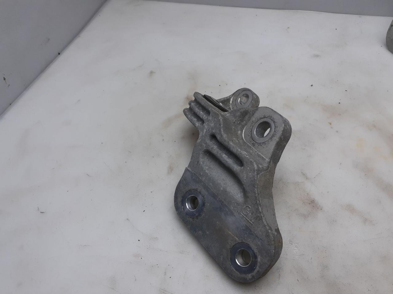 кронштейн (крепление) GMC Terrain 2 поколение 2018, 1.5 л., бензин, АКПП, черный, внедорожник 5 дв., полный привод, 84147063 - фото №1