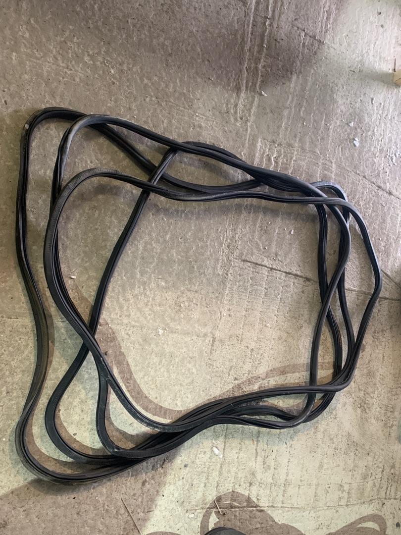 уплотнитель двери Volkswagen Atlas 2018, 3.6 л., бензин, АКПП, черный, внедорожник 5 дв., полный привод - фото №1