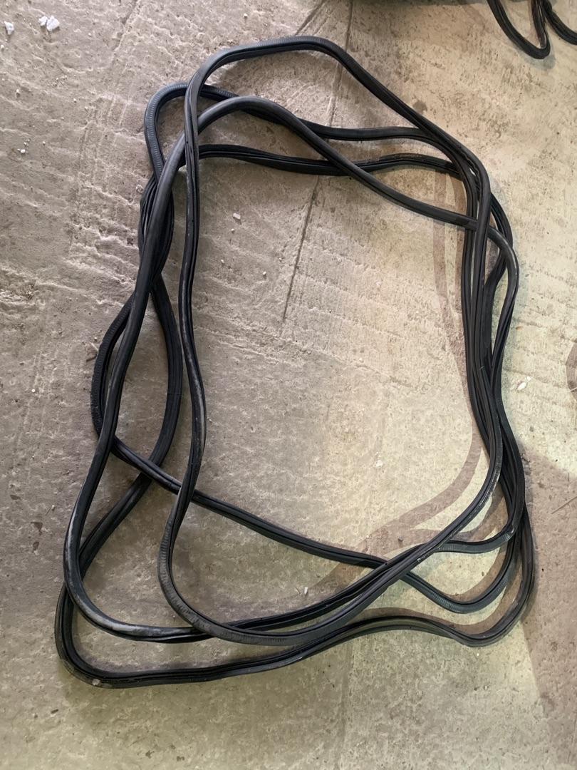 уплотнитель двери GMC Terrain 2 поколение 2018, 2.0 л., бензин, АКПП, серый, передний привод - фото №1