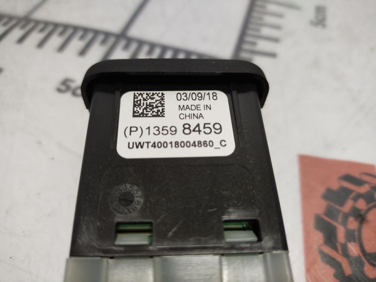 разъем AUX / USB Chevrolet Equinox 3 поколение 2019, 1.5 л., бензин, АКПП, серый, внедорожник 5 дв., полный привод, 13598459 - фото №1