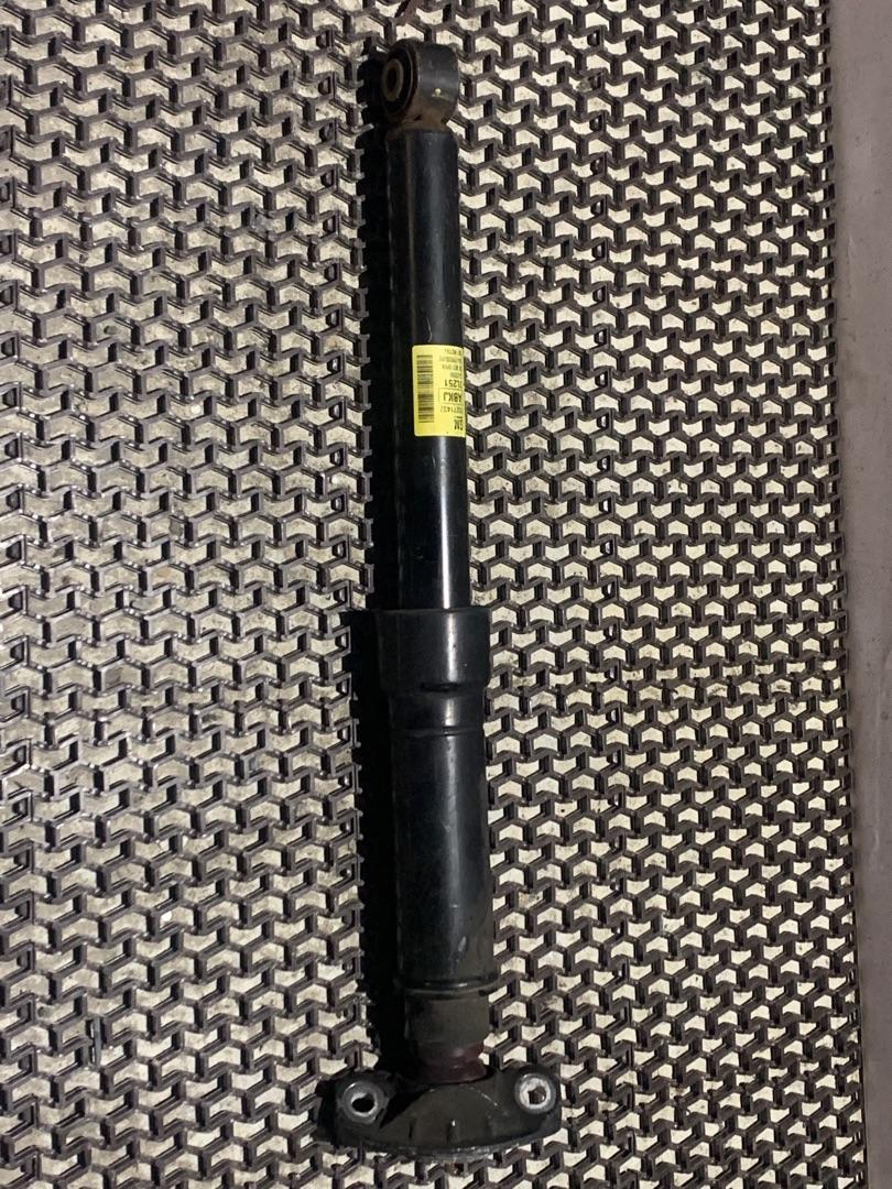 амортизатор задний Buick Encore 1 поколение 2014, 1.4 л., бензин, АКПП, хетчбэк 5 дв., 95271437 - фото №1