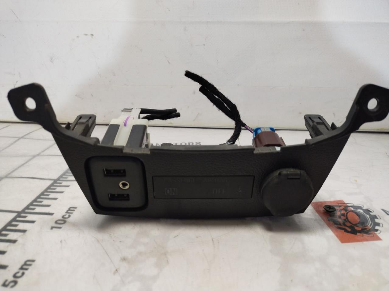 разъем AUX / USB Chevrolet Cruze 2 поколение 2019, 1.4 л., бензин, АКПП, синий диплоат, хетчбэк 5 дв., полный привод, 13519224 - фото №1