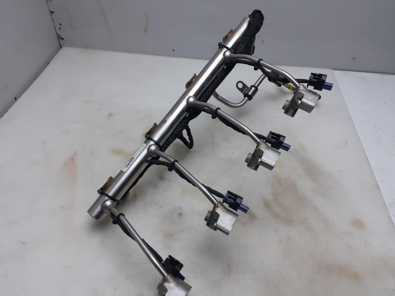 топливная рампа Chevrolet Cruze 2 поколение 2019, 1.4 л., бензин, АКПП, синий диплоат, хетчбэк 5 дв., полный привод, 12684252 - фото №1