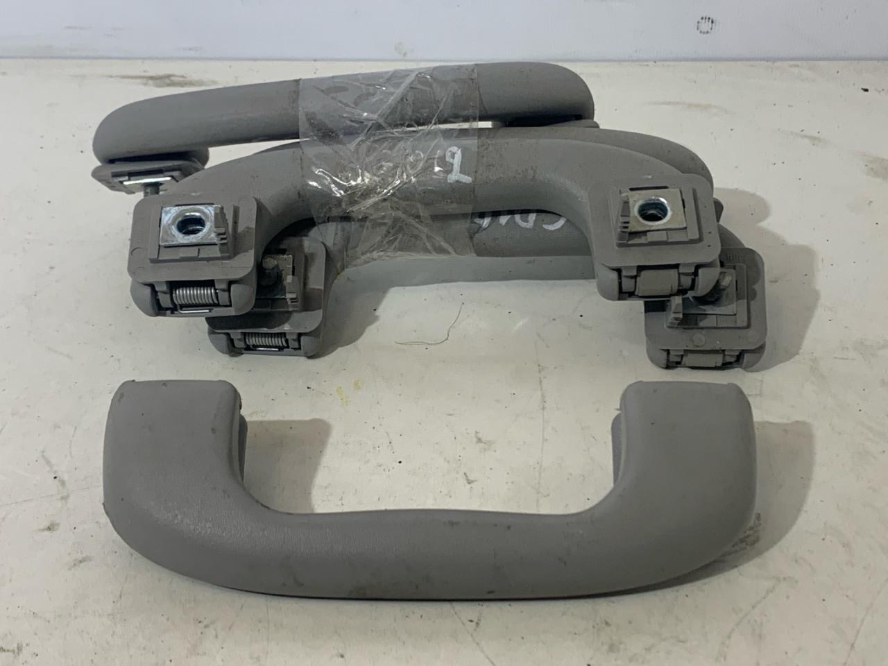 ручка внутренняя потолочная Chevrolet Equinox 3 поколение 2018, 1.5 л., бензин, АКПП, внедорожник 5 дв. - фото №1