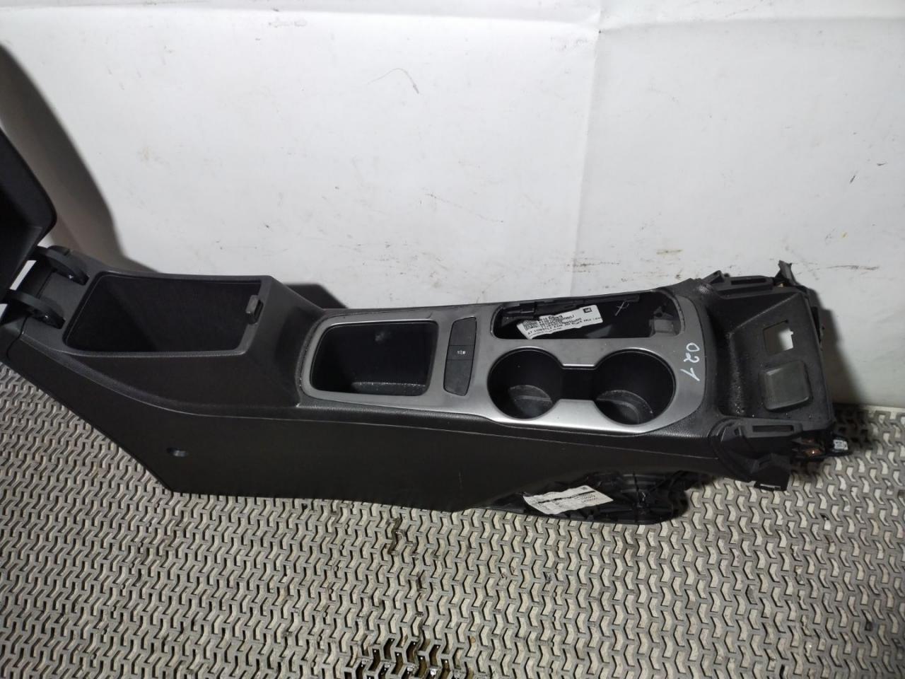 подлокотник Chevrolet Cruze 2 поколение 2017, 1.4 л., бензин, АКПП, серый, седан, 84166833 - фото №1