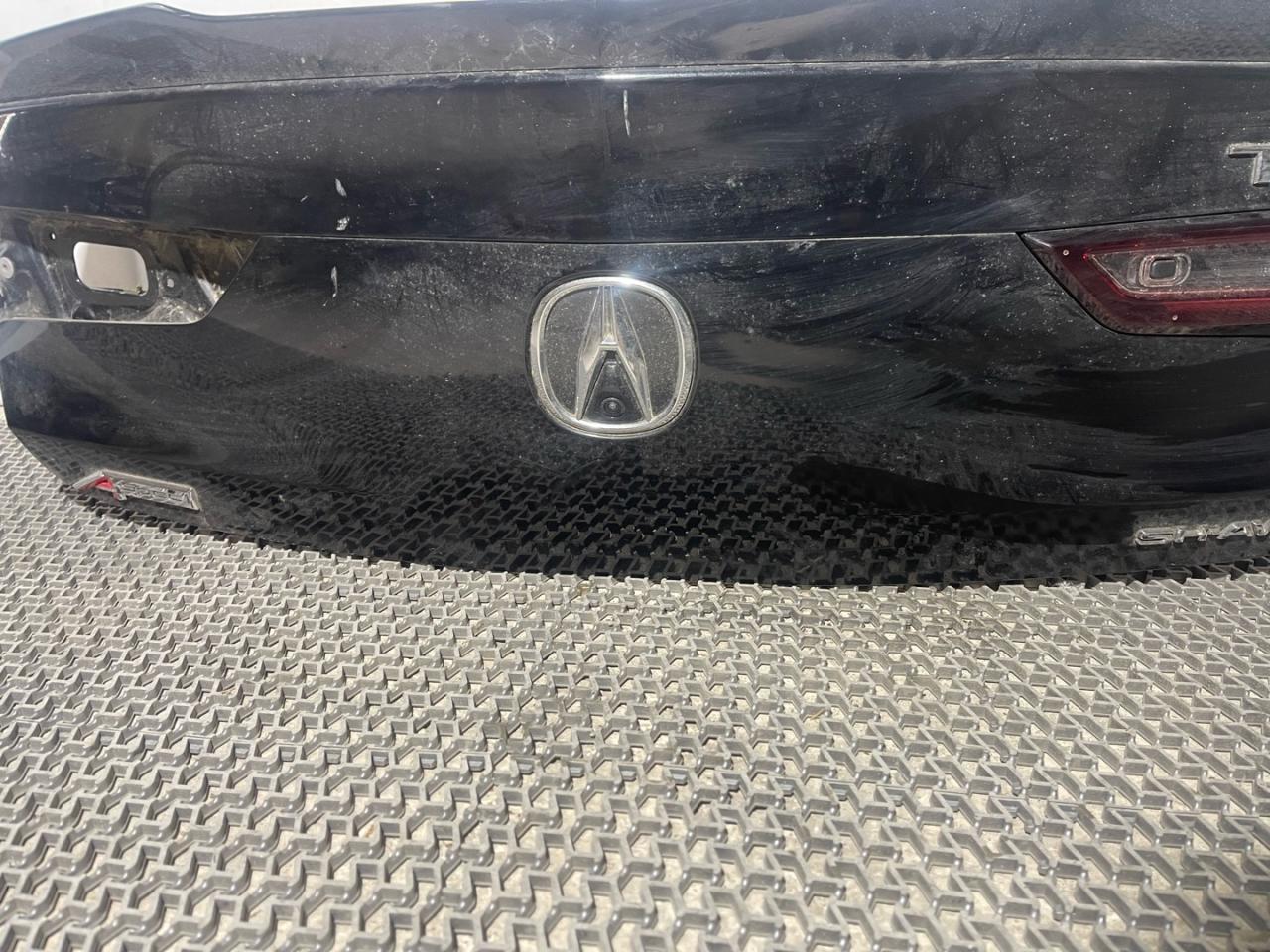 эмблема Acura TLX 3-е поколение 2022, 2.0 л., бензин, АКПП, белый, седан - фото №1