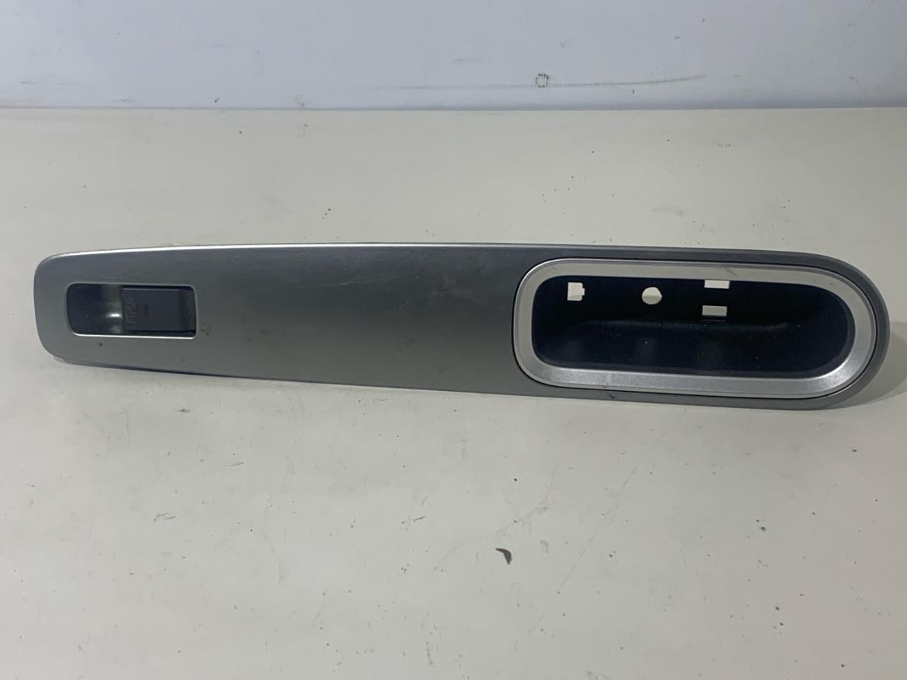 кнопка стеклоподъемника двери задней правой Subaru Tribeca 1 поколение 2007, 3.0 л., бензин, АКПП, внедорожник 5 дв. - фото №1