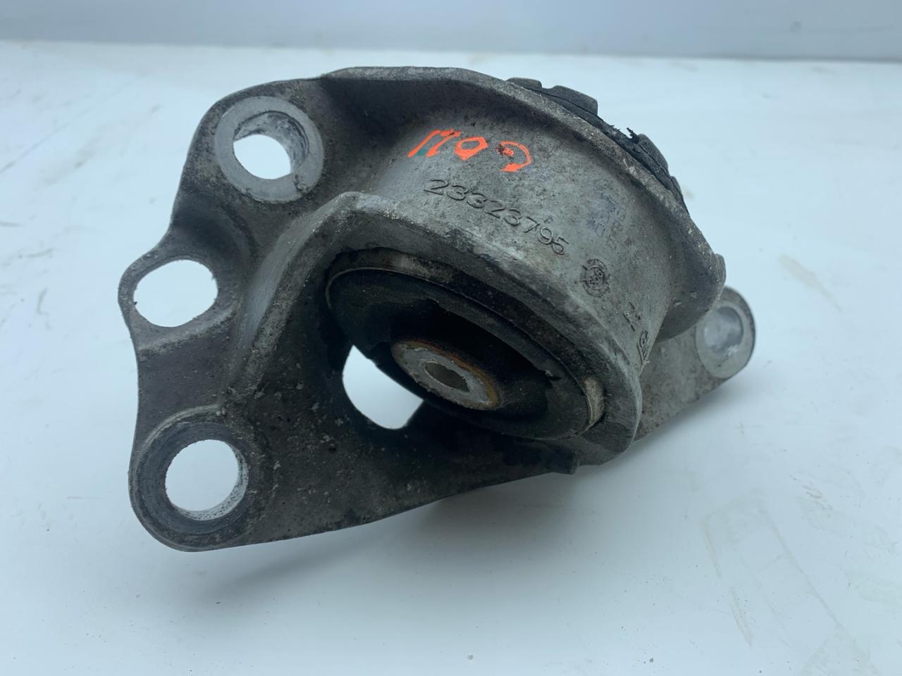 сайлентблок Chevrolet Cruze 2 поколение 2017, 1.4 л., бензин, АКПП, серый, седан, 23323795 - фото №1