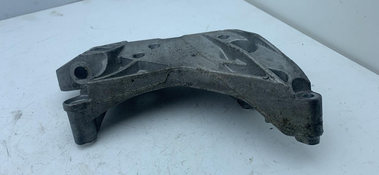 кронштейн двигателя Volkswagen Tiguan 2 поколение 2018, 2.0 л., FSI, бензин, АКПП, белый, внедорожник 5 дв., 06K199207A - фото №1