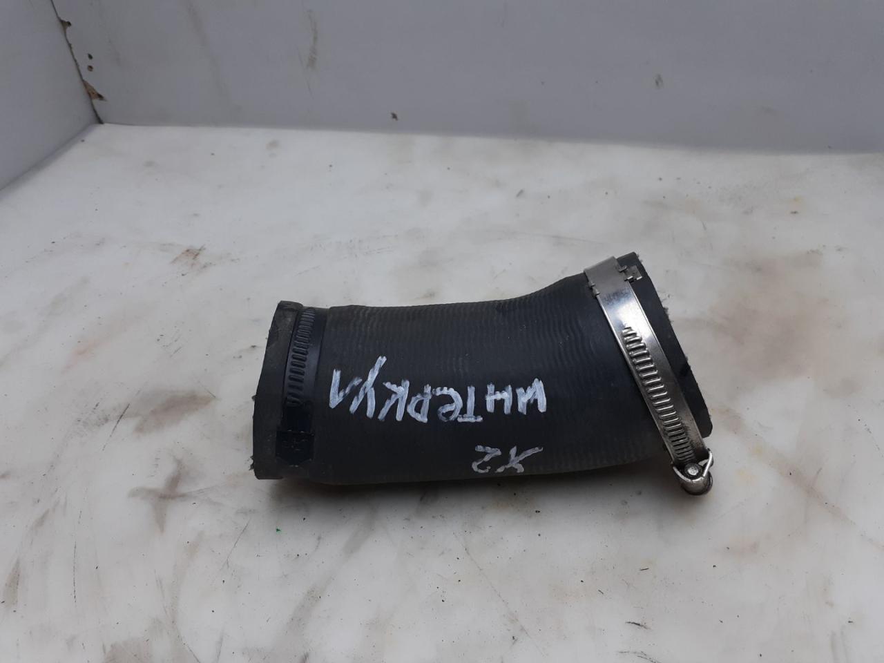 патрубок интеркулера Volkswagen Tiguan 2 поколение 2018, 2.0 л., FSI, бензин, АКПП, белый, внедорожник 5 дв. - фото №1