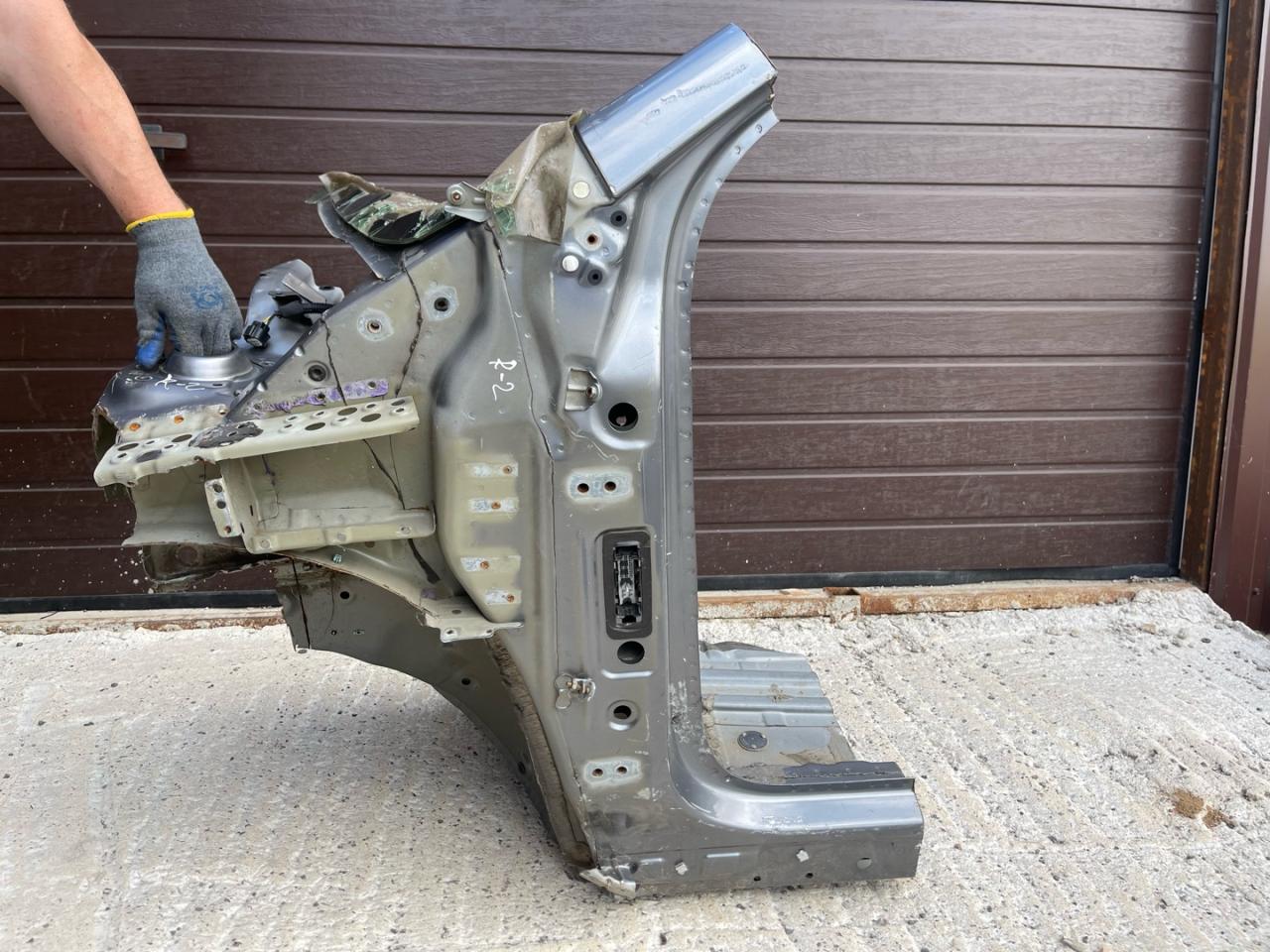 стакан лонжерона левый GMC Terrain 2 поколение 2018, 1.5 л., бензин, АКПП, черный, внедорожник 5 дв., полный привод - фото №1