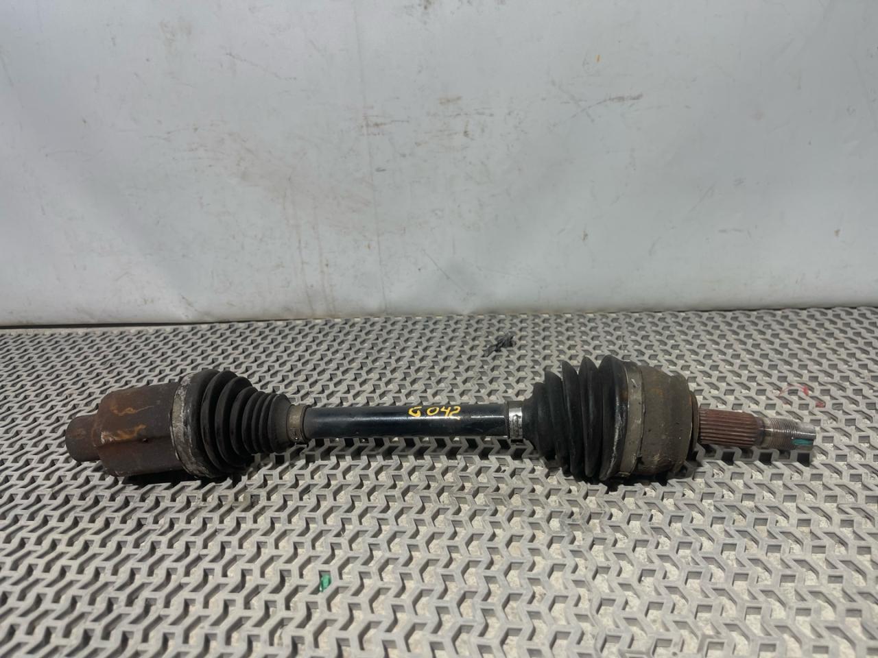 полуось передняя правая (приводной вал, ШРУС) Buick Encore 1 поколение 2014, 1.4 л., бензин, АКПП, баклажан, внедорожник 5 дв., 95390016 - фото №1