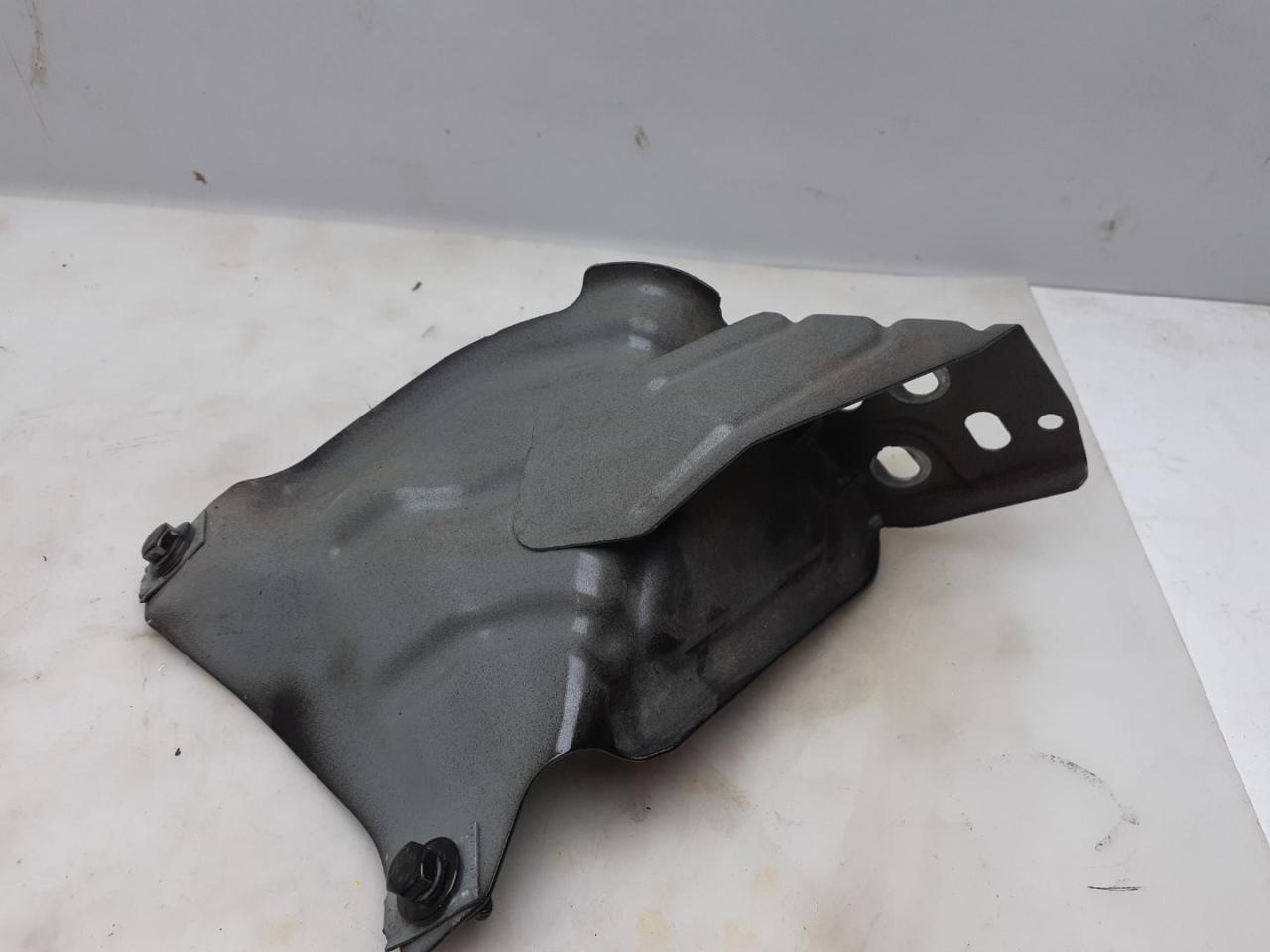 крепление ( кронштейн ) крыла Buick Encore 1 поколение 2014, 1.4 л., бензин, АКПП, баклажан, внедорожник 5 дв. - фото №1