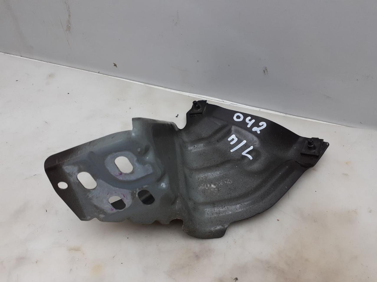 КРОНШТЕЙН КРЕПЛЕНИЯ КРЫЛА ПЕРЕДНЕГО ЛЕВОГО Buick Encore 1 поколение 2014, 1.4 л., бензин, АКПП, баклажан, внедорожник 5 дв. - фото №1