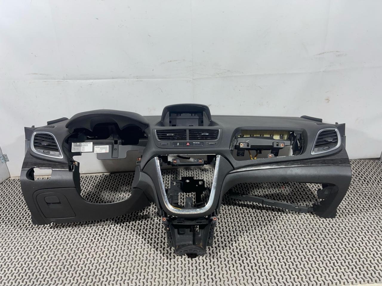 панель передняя салона (торпедо) Buick Encore 1 поколение 2014, 1.4 л., бензин, АКПП, баклажан, внедорожник 5 дв. - фото №1