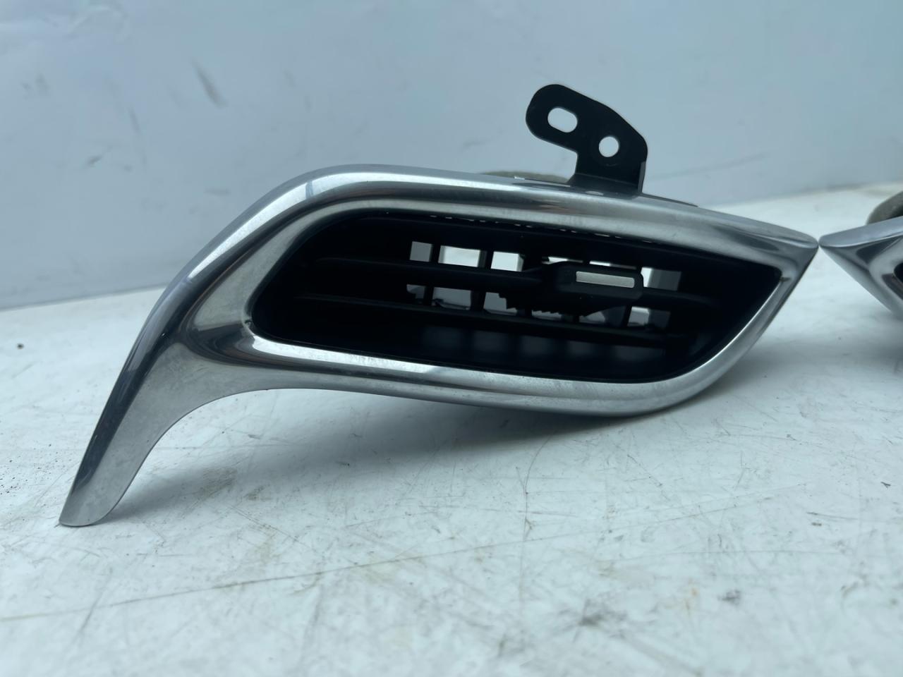 дефлектор обдува салона Chevrolet Equinox 3 поколение 2019, 2.0 л., бензин, АКПП, черный, внедорожник 5 дв., передний привод, 84211438, 84211437 - фото №1