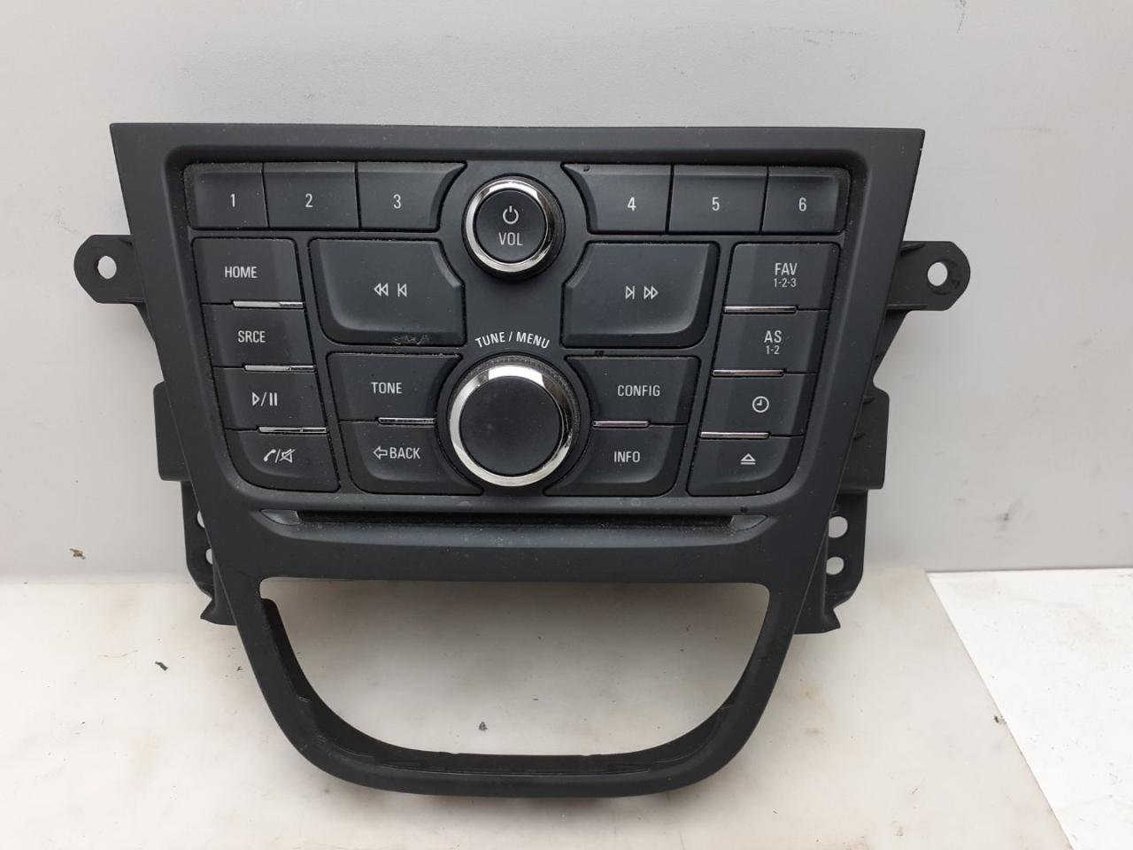 панель управления магнитолой Buick Encore 1 поколение 2014, 1.4 л., бензин, АКПП, баклажан, внедорожник 5 дв., 95383984 - фото №1