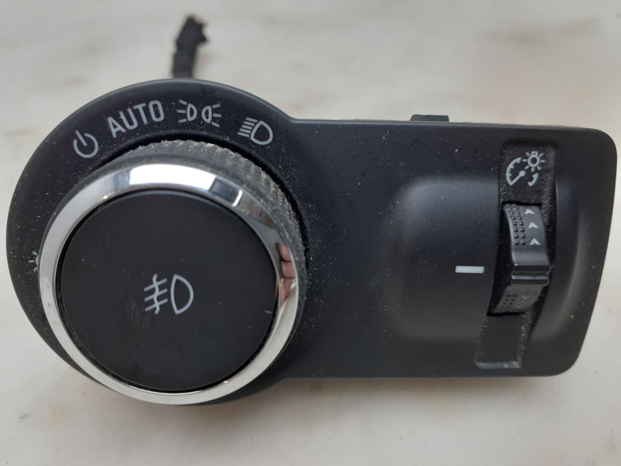 переключатель света Buick Encore 1 поколение 2014, 1.4 л., бензин, АКПП, баклажан, внедорожник 5 дв., 95297028 - фото №1