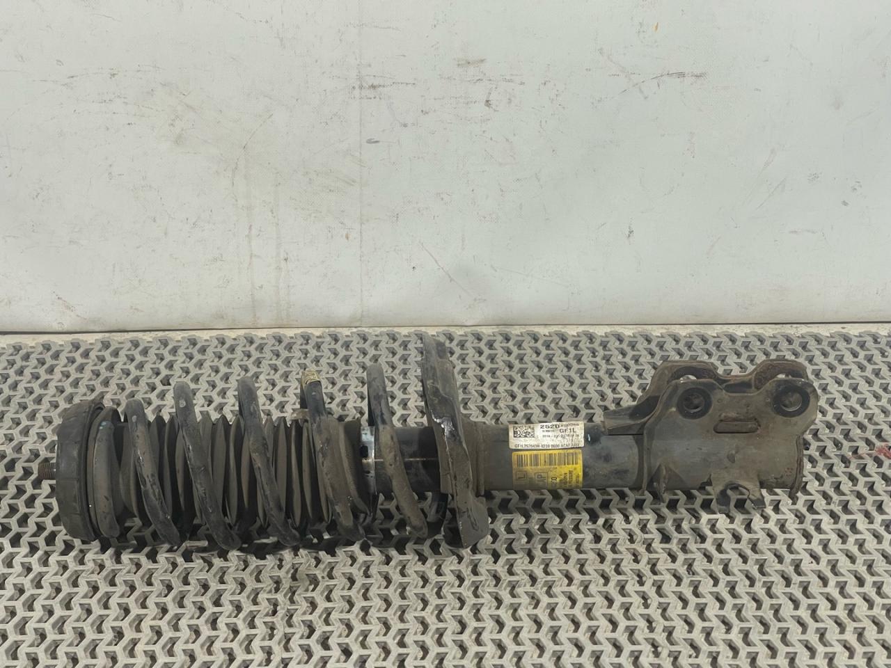 стойка передняя левая Buick Encore 1 поколение 2014, 1.4 л., бензин, АКПП, баклажан, внедорожник 5 дв., 95266856 - фото №1