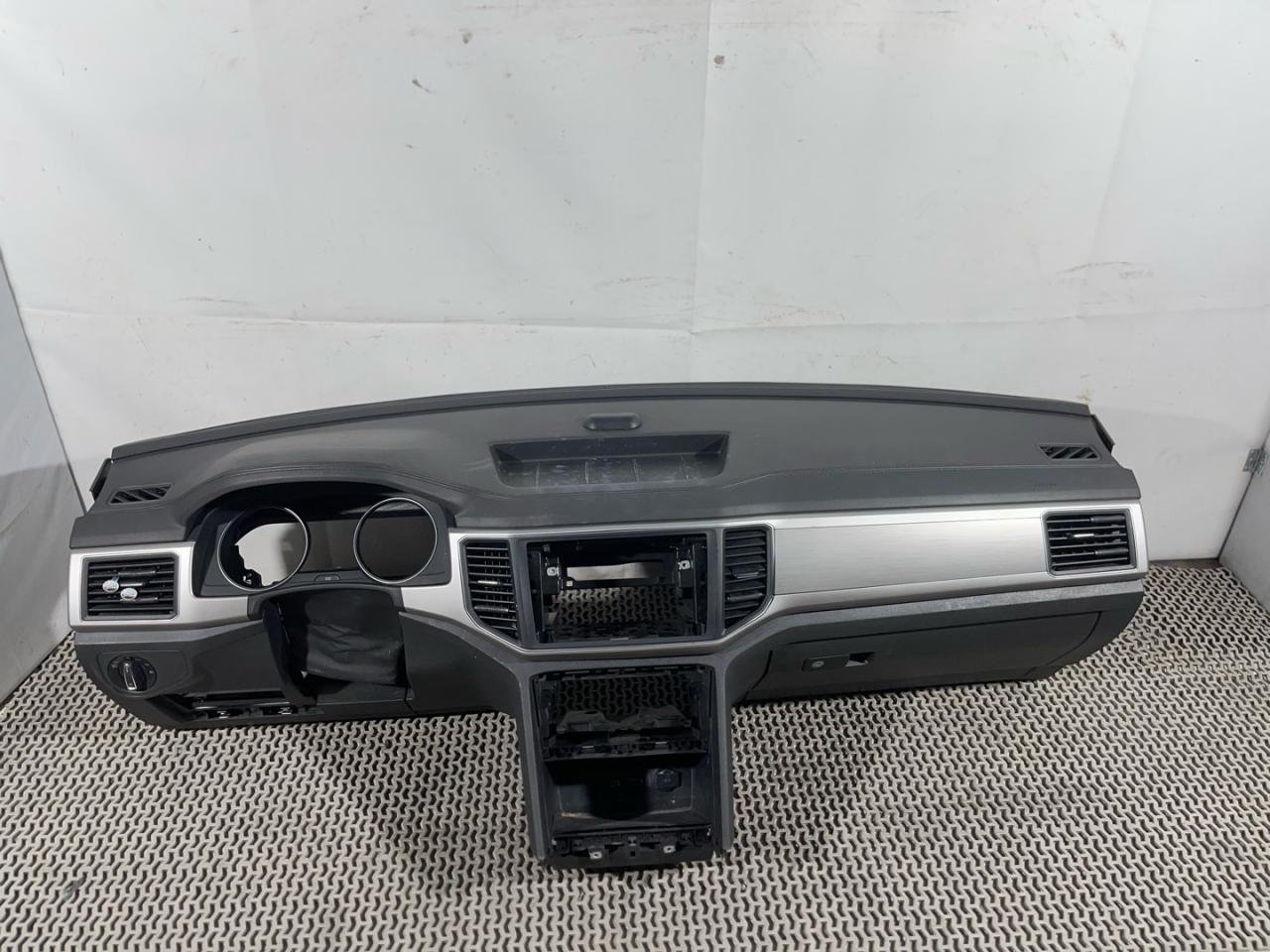 панель передняя салона (торпедо) Volkswagen Atlas 2018, 3.6 л., бензин, АКПП, черный, внедорожник 5 дв., полный привод - фото №1