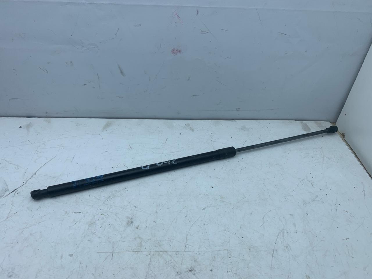 амортизатор крышки багажника (3-5 двери) Buick Encore 1 поколение 2014, 1.4 л., бензин, АКПП, баклажан, внедорожник 5 дв. - фото №1