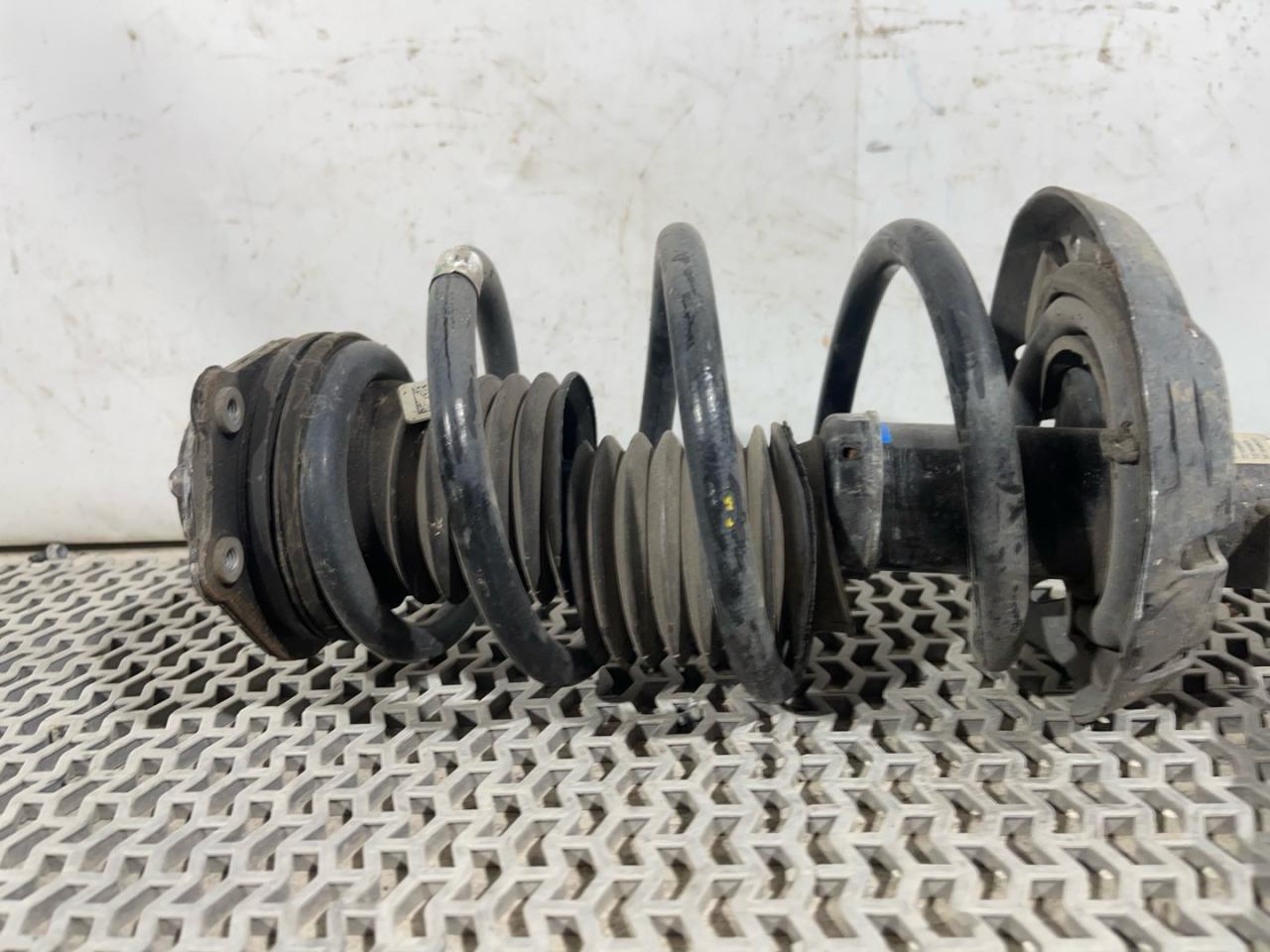 стойка передняя правая Chevrolet Equinox 3 поколение 2019, 2.0 л., бензин, АКПП, черный, внедорожник 5 дв., полный привод, 84230336 - фото №1