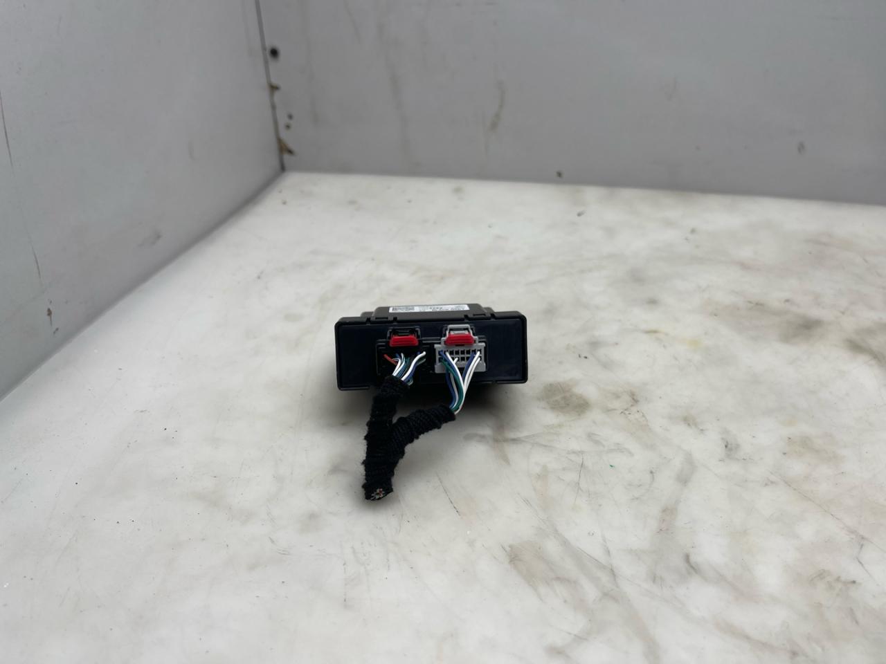 блок управления (другие) Chevrolet Equinox 3 поколение 2018, 1.5 л., бензин, АКПП, белый, внедорожник 5 дв., полный привод, 13524288 - фото №1