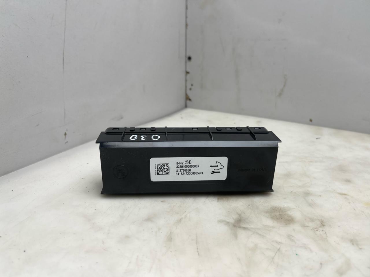 блок комфорта Chevrolet Equinox 3 поколение 2018, 1.5 л., бензин, АКПП, белый, внедорожник 5 дв., полный привод, 84422043 - фото №1