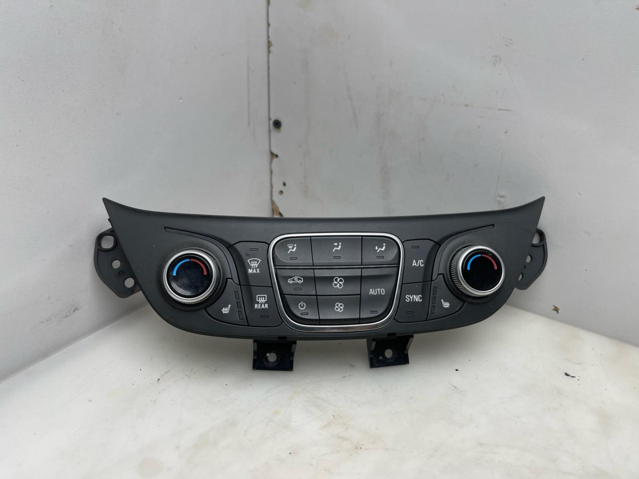 блок управления печки / климат-контроля Chevrolet Equinox 3 поколение 2019, 2.0 л., бензин, АКПП, черный, внедорожник 5 дв., полный привод, 84422506 - фото №1