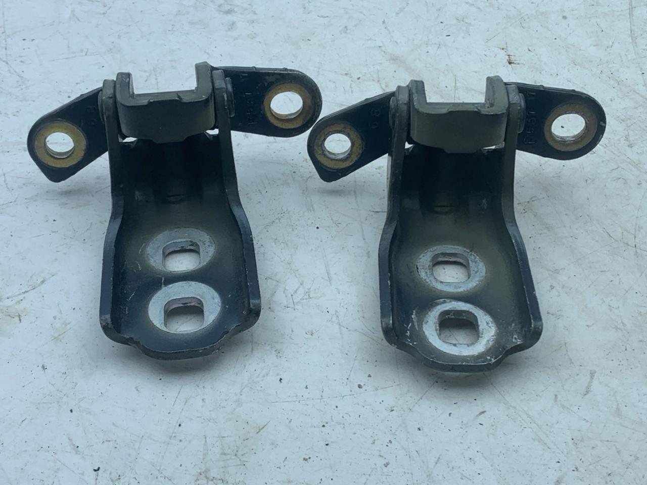 петля двери Chevrolet Equinox 3 поколение 2018, 2.0 л., бензин, АКПП, синий, внедорожник 5 дв., передний привод - фото №1