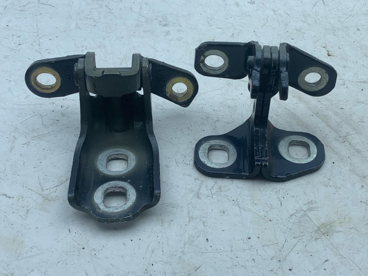 петля двери Chevrolet Equinox 3 поколение 2018, 2.0 л., бензин, АКПП, синий, внедорожник 5 дв., передний привод - фото №1