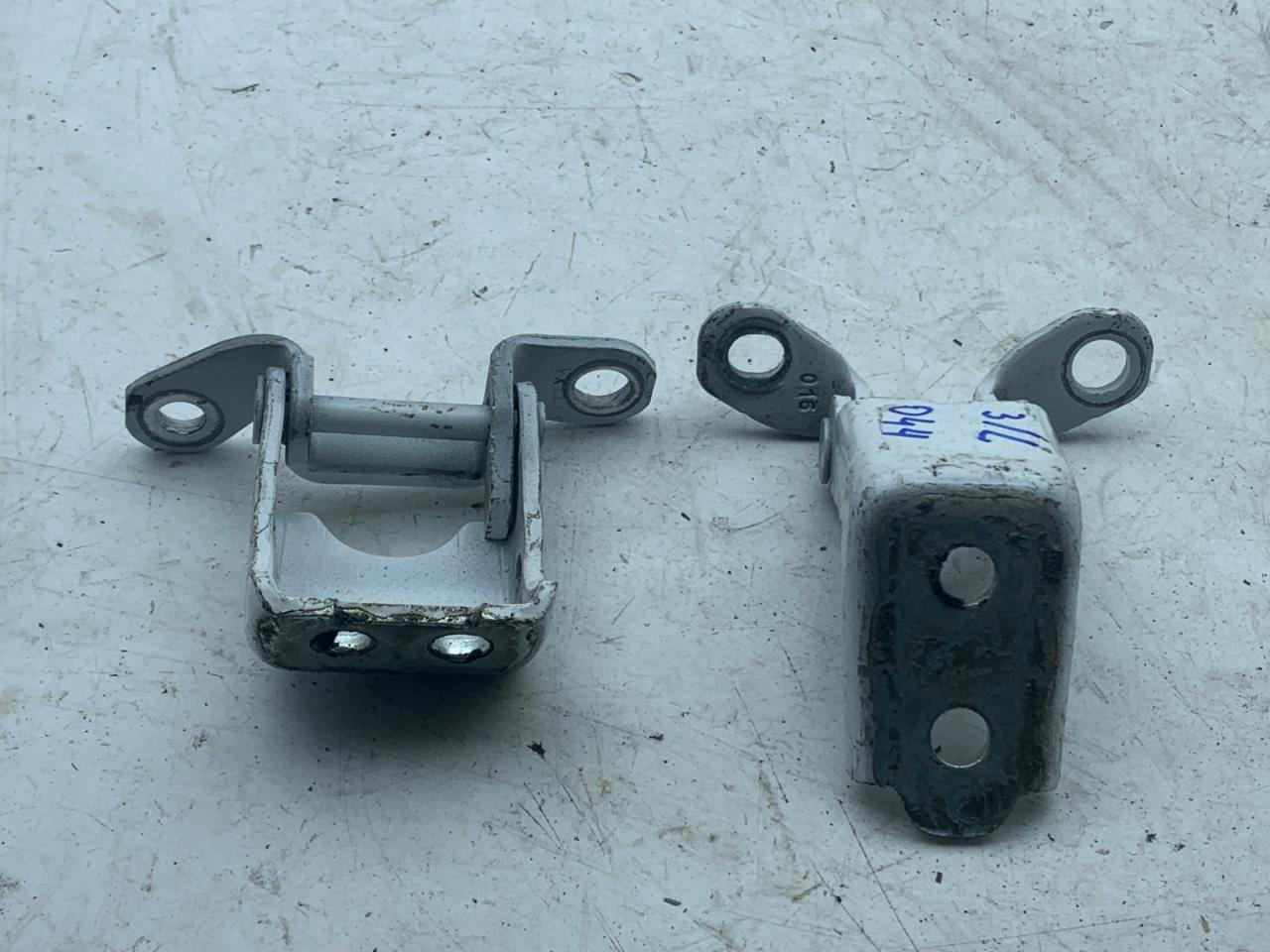 петля двери Acura RDX 3 поколение 2019, 2.0 л., бензин, АКПП, белый, внедорожник 5 дв., полный привод - фото №1